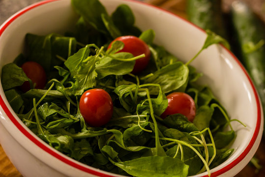 Ensaladera blanca con radicheta fresca y tomates cherry