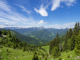 Ackernalm en Autriche. Magnifique paysages de montagnes verdoyantes