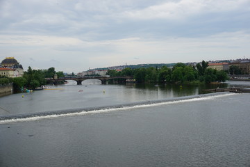 Rzut na Wełtawę z Mostu Karola w czeskiej Pradze	 - obrazy, fototapety, plakaty