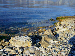 Камни на берегу моря