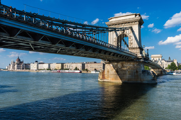 Obraz premium Budapest - Kettenbrücke und Parlamentsgebäude