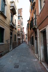Fototapeta na wymiar Narrow streets of Venice