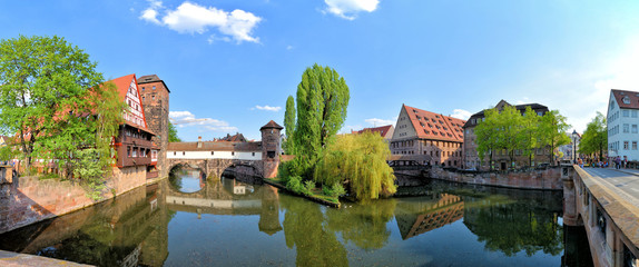 Obraz premium Historisches Nürnberg - Weinstadel mit Henkersteg und Unschlitthaus
