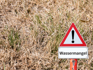 Warnschild Wassermangel Wiese 