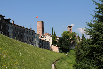Fototapeta na wymiar vecchie case e torre civica di Bassano del Grappa