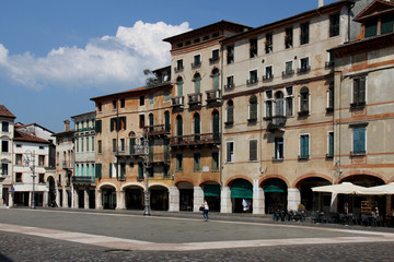 Fototapeta na wymiar antichi edifici in Piazza Libertà a Bassano del Grappa