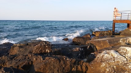 Orizzonte marino visto dagli scogli sul mare