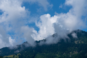 Wolkenverhangener Berg