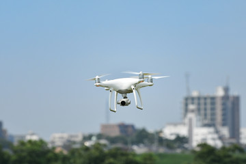 飛行中の小型無人機
