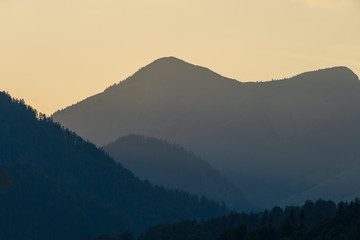 Hügellandschaft im Abendrot
