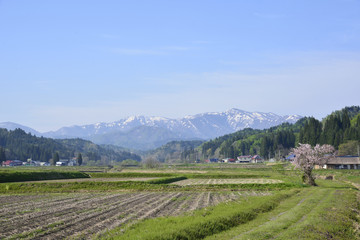 Fototapeta na wymiar 白川ダムから見た飯豊連峰