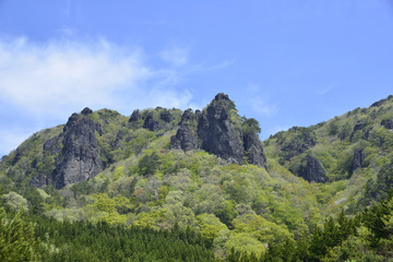 Fototapeta na wymiar 青空と岩山