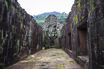 Fototapeta na wymiar Vat Phou is a ruined Khmer Hindu temple complex in southern Laos. Champasak/Laos PDR.