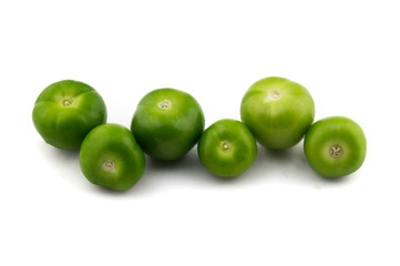 Obraz premium green tomatoes in line white background