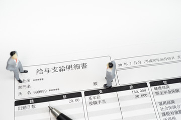 給与支給明細書を見る男性