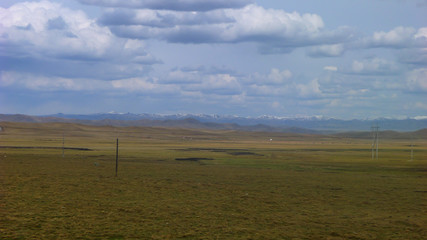 Obraz premium A large Area of Grassland under Blue Sky