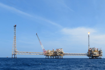 Obraz premium Offshore construction platform for production oil and gas, Oil and gas industry and hard work,Production platform and operation process by manual and auto function, oil and rig industry and operation.