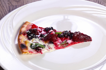 Fruit vegetarin pizza