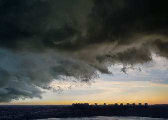 Fototapeta na wymiar Sky before thunderstorm over the evening city