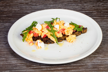 Tasty scramble on bread