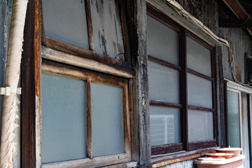Fototapeta na wymiar 古い家屋の窓の曇りガラス