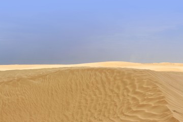 kleine düne mitten in der sahara wüste