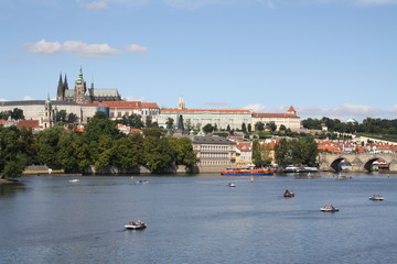 Fototapeta na wymiar Blick auf Prag und Karlsbrücke