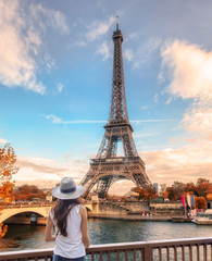 Young woman looking view of Eiffel tower at Paris in autumn