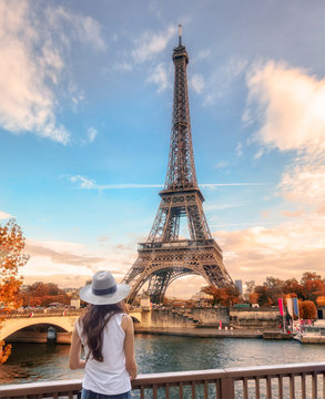 Young woman looking view of Eiffel tower at Paris in autumn