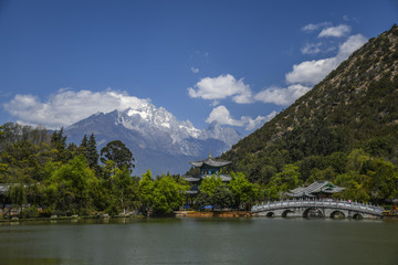 Fototapeta premium Stare miasto w Lijiang - park basenowy czarnego smoka