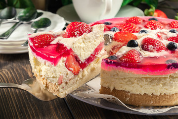 Cheesecake with strawberries, blueberry and jelly