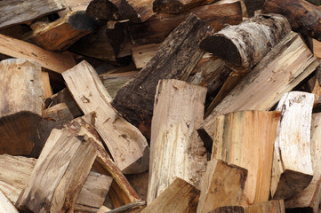Brennholz für den Ofen im Winter