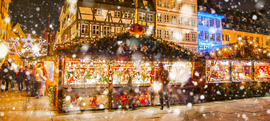 Christmas market under the snow in France, in Strasbourg, Alsace - obrazy, fototapety, plakaty