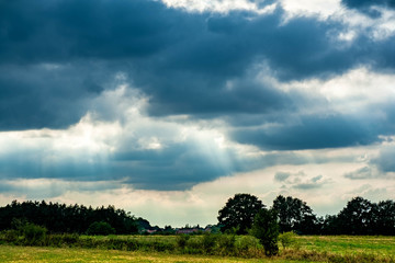 Obraz premium Sonnenstrahlen im Himmel