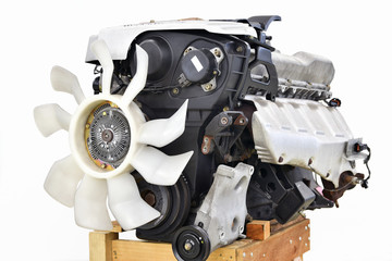 取り外した自動車のエンジン
