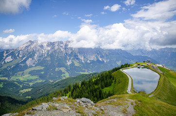 bergsee mit bergen und wolken im hintergrund