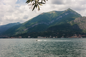 Schnelles Boot fährt auf Comer See vor Berg Panorama Urlaubs Landschaft