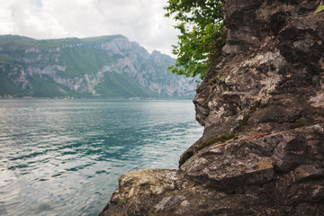 Fototapeta na wymiar Felsen Wand mit Comer See im Hintergrund Urlaub Italien