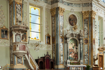 Fototapeta na wymiar Pfarrkirche Maria Himmelfahrt in Kaltern in Südtirol