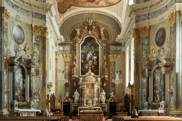 Fototapeta na wymiar Pfarrkirche Maria Himmelfahrt in Kaltern in Südtirol