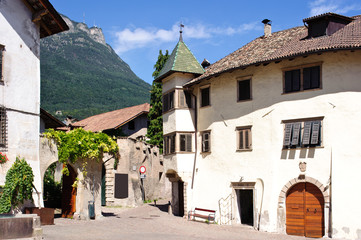 Fototapeta na wymiar Herrschaftliches Haus in Kaltern in Südtirol