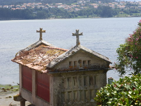 HORREO EN PUEBLO GALLEGO