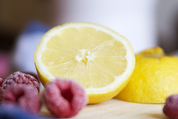 Fototapeta na wymiar Zitrone und Himbeeren