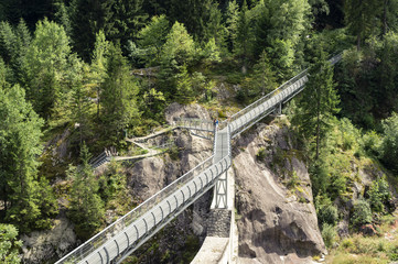 Brücke über dem Staudamm in der Passerschlucht