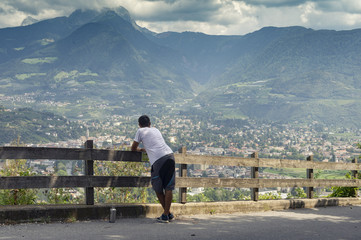 Junger Mann geniesst den Ausblick über Meran