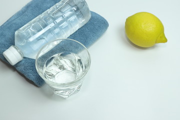 水とペットボトル