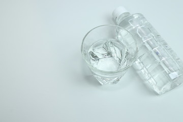 水とペットボトル
