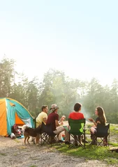 Papier Peint photo Lavable Camping Les gens se reposent près de la tente de camping en pleine nature