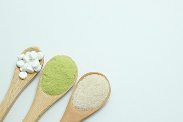 サプリメントとスプーン