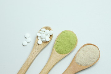 サプリメントとスプーン